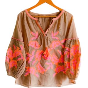 Camicetta ricamata col beige