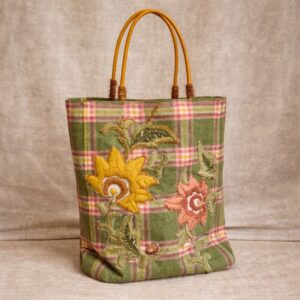 Borsa ricamata a spalla – Tartan inglese con applicazioni floreali vintage